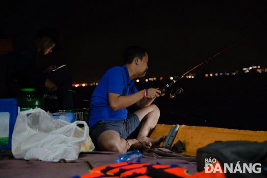 Trải nghiệm thú vị câu mực đêm trên biển Đà Nẵng