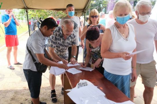 Du khách quốc tế hợp tác khai báo y tế tại chốt chặn Đà Nẵng-Hội An