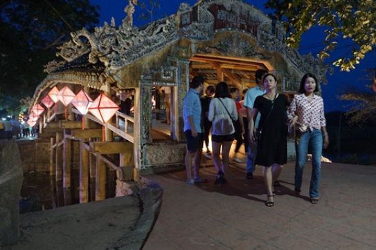 Huế: Trải nghiệm thú vị với phiên chợ đêm ở cầu ngói Thanh Toàn
