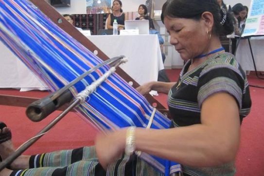 Brocade weaving network revives traditional handicraft