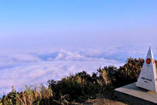 Admiring the clouds on top of Chieu Lau Thi Peak